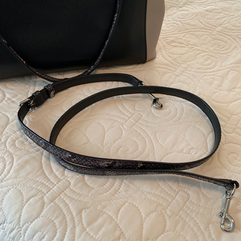 AUTHENTIC- COACH Christie Cross Grain Leather Carryall in Black and Taupe. - Picture 4 of 8